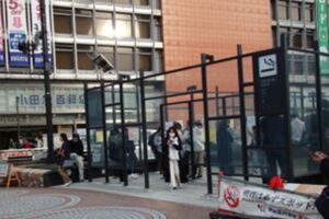 新宿駅・西口ロータリー内に2020年4月より新設された喫煙所。路上でタバコを吸う人も少なく、分煙パネルに囲まれているため煙も外に漏れていない