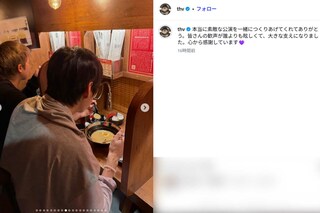 ラーメン店で食事をするBTSのV(公式インスタグラムより)