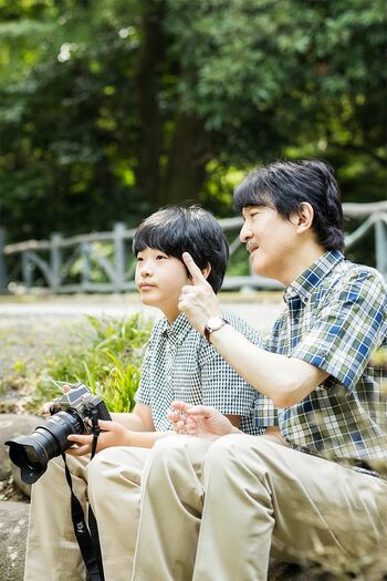 赤坂御用地内で秋篠宮さまからカメラの撮影方法を教わる悠仁さま（8月10日）