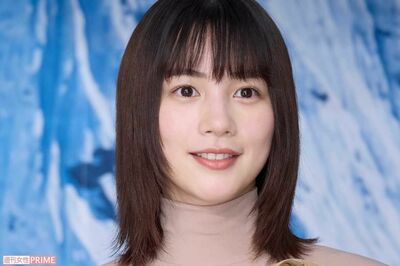 のん、映画イベントで披露した“茶色の謎衣装”が「ストッキング丸めた?」奇抜ファッションにツッコミ殺到