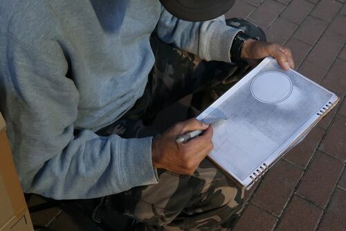 鉛筆画を描く新垣さん（仮名）