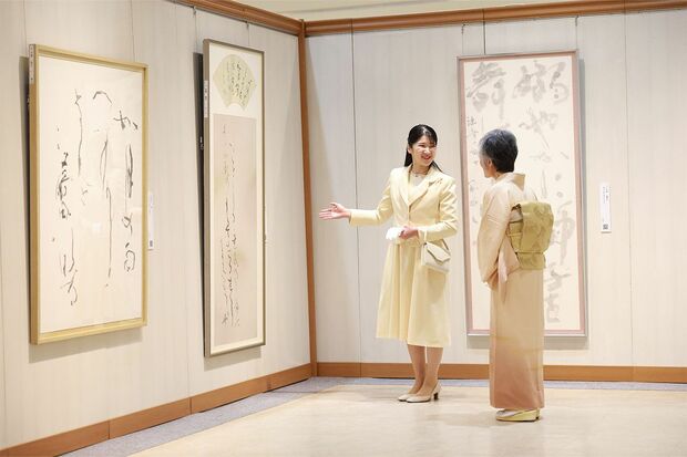 女性書家・兼岡白葉先生（右）と熱心に言葉を交した愛子さま