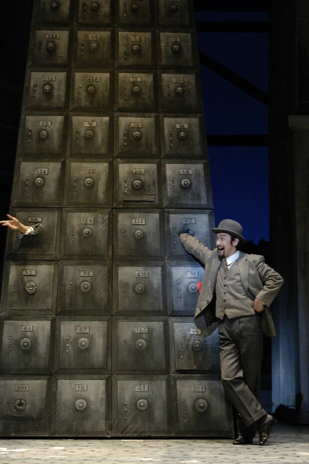 劇団四季時代の石丸。『壁抜け男－恋するモンマルトル』　撮影／山之上雅信