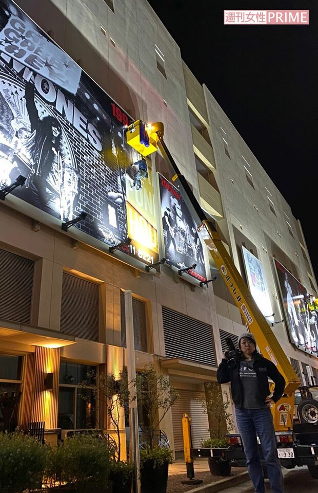 ライヴハウス「川崎クラブチッタ」の壁に畔柳ユキさん撮影のライヴ写真が飾られている　筆者撮影