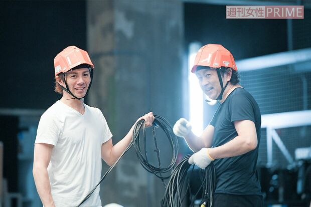 【8】20:50終演とともに撤収作業が始まり、俳優たちも息つく間もなく参加。女性陣は楽屋の清掃、男性陣は照明などのバラシ作業を手伝う。主演だからといって、特別待遇はなし。鈴木もヘルメットをかぶって、スタッフと作業　撮影／渡邊智裕