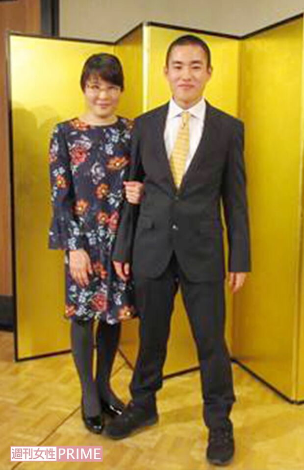 卒業式後の謝恩会にて。後輩のお世話ができるほど成長した勇太君と腕を組んで