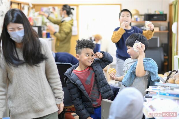 おやつの時間もある（撮影／渡邉智裕）