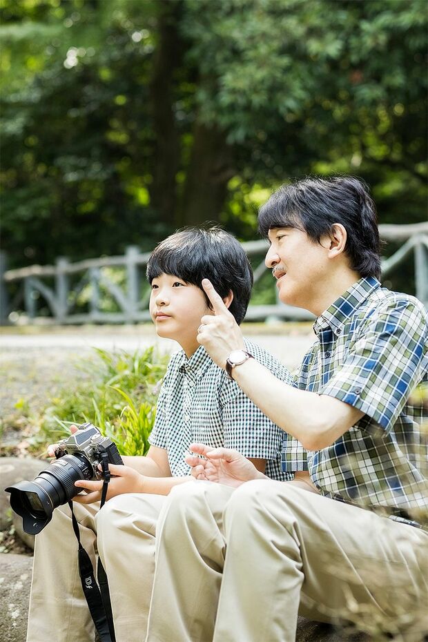 赤坂御用地内で秋篠宮さまからカメラの撮影方法を教わる悠仁さま（8月10日）