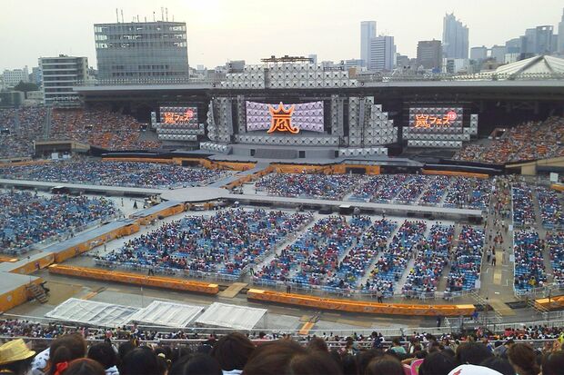 2013年、旧国立競技場で開催されたアラフェス。開演の数時間前からファンが