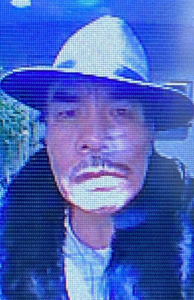 事件の約1週間前、知人宅のインターホンのモニターで凄むような表情をする西元さん（知人提供）