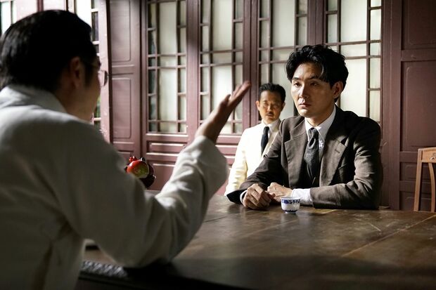 上海では知識人とも出会い、芥川の心境に変化が起きていく　(c)NHK