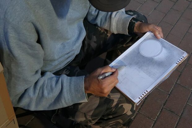 鉛筆画を描く新垣さん（仮名）