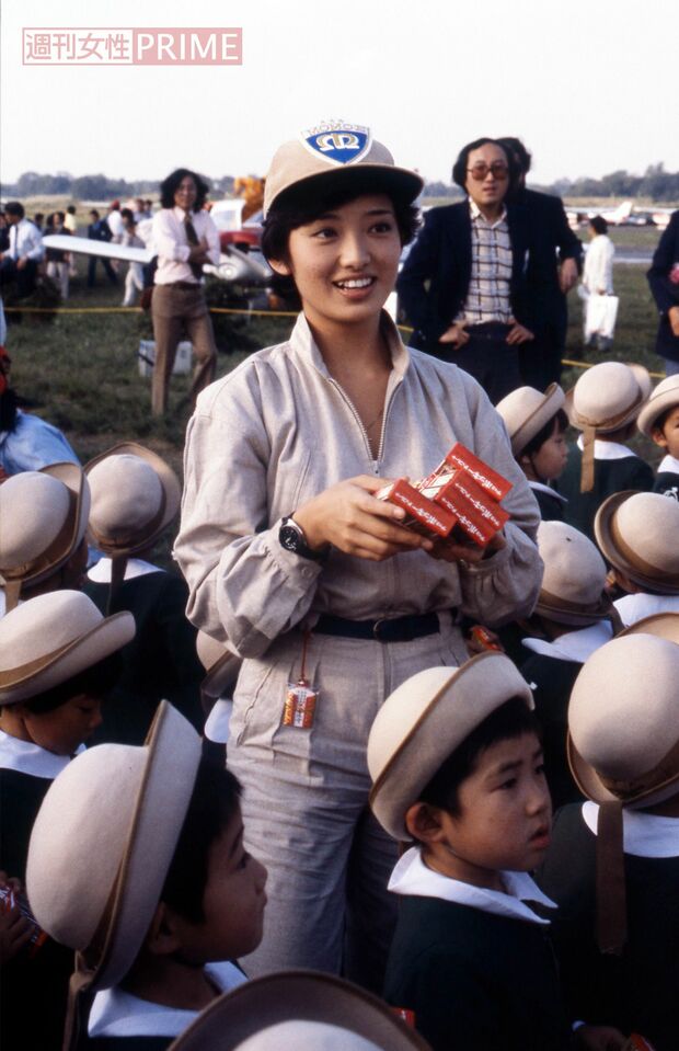 1979年、商品キャンペーンに参加する山口百恵