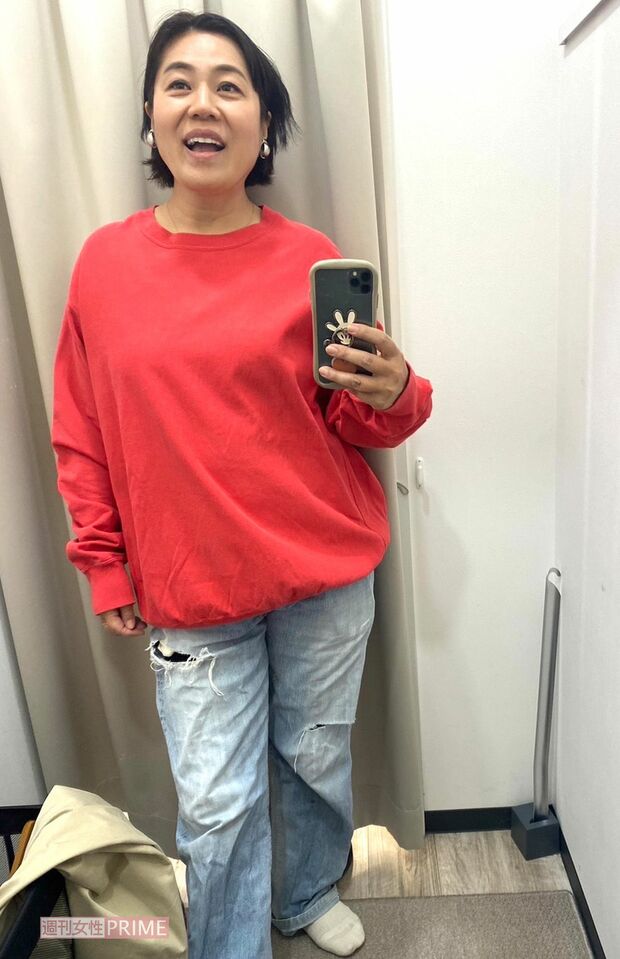 リサイクルショップ「トレジャーファクトリー」で赤いトレーナーの古着を購入。娘さんと兼用。1500円　写真提供／青木さやか