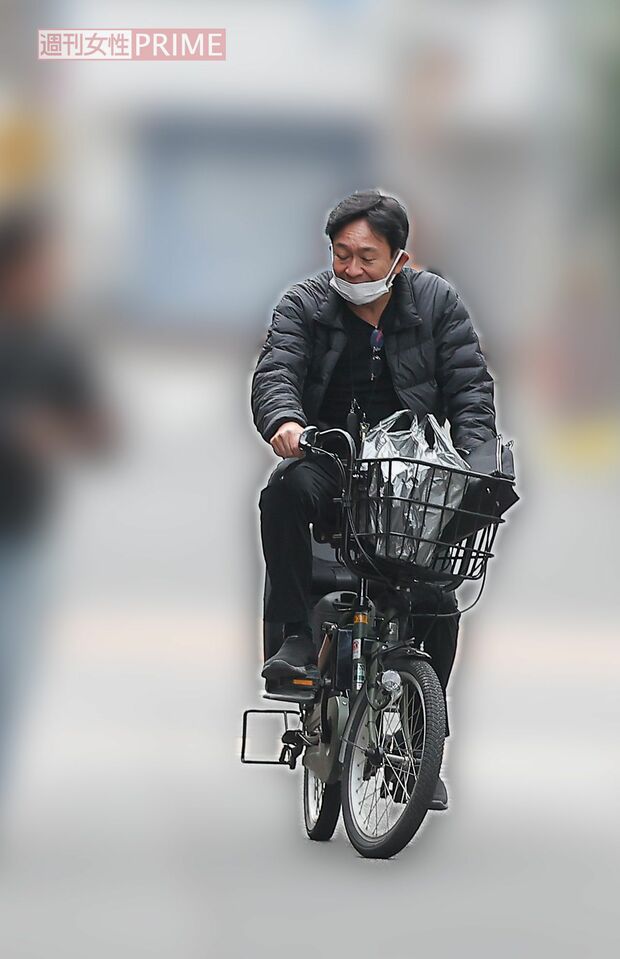 2025年12月、記者が声を掛けると、自転車のスピードを落として応じてくれた城島茂