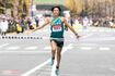 投げキスをしたのち、優勝のゴールテープを切った宇田川瞬矢選手(青学大)撮影/北村史成