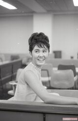 1964年の梓みちよさん（享年76）。前年に発表した『こんにちは赤ちゃん』が大ヒットを記録する