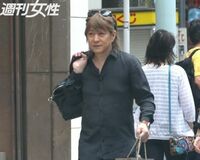 小室哲哉が週末の銀座『ブルガリ』でVIP待遇な買い物撮