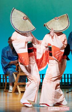 「おわら特別ステージ」を鑑賞　撮影／山田智絵