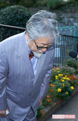 ワイドショーのカメラの前で謝罪する沢田研二