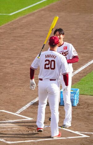 11月23日のファン感謝デーで“デッドボールコント”を繰り広げた安樂智大と内星龍（ファンSNSより）