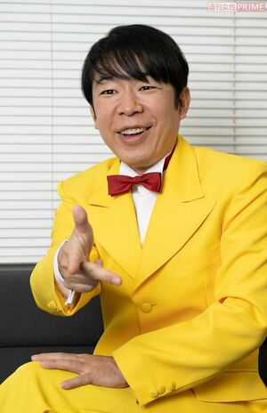 トシちゃんポーズを再現するダンディ坂野さん 撮影/北村史成