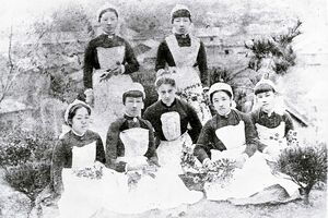 桜井女学校附属看護婦養成所の第一期生の修了式の日の写真。前列右から2人目が大関和。前列左から2人目がもう1人の主人公モチーフ鈴木雅　写真／医療法人知命堂病院提供