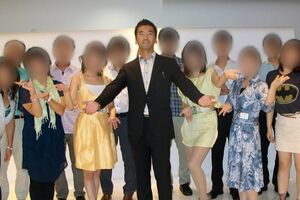 主催する異業種交流会では女性に囲まれポーズ（ブログより）