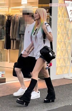 2023年9月、加藤紗里が常連として通うサロンにもついて行くほど、配信者の新カレとはラブラブなよう