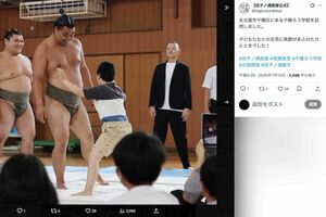 2025年7月、名古屋市千種区にある千種ろう学校を訪問した田子ノ浦部屋。写真右奥の親方はかなりすっきりとした体型に(田子ノ浦部屋の公式Xより)