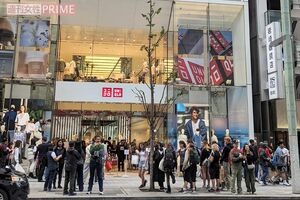 銀座ユニクロ前には多くの外国人買い物客が（編集部撮影）