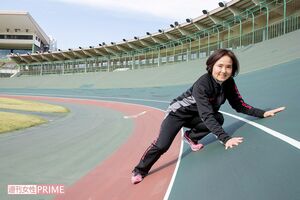 すり鉢状のバンクの斜面は立つことも難しいくらいの急角度。ゴール前で競って落車した自転車が残した跡が深く刻まれていた　撮影／伊藤和幸