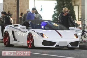 2017年11月、愛車のランボルギーニで銀座にやってきた手越