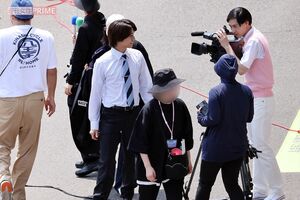 撮影の合間にカメラで遊ぶ戸塚純貴とそれに気づいて振り返る高橋海人