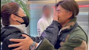 小平智が肩を掴み顔を近づけるも妻の古閑美保にはイヤイヤをされて…（小平のYouTubeチャンネルより　※編集部で一部加工）