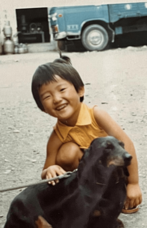 5歳のころ自宅の前で、快活で負けん気の強い“はちきん”の少女時代