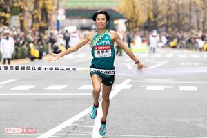 投げキスをしたのち、優勝のゴールテープを切った宇田川瞬矢選手(青学大)撮影/北村史成