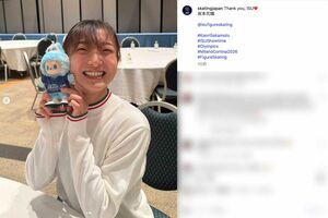 国際スケート連盟から激レアなオリジナル仕様の『ラブブ』を贈られた坂本花織(連盟のインスタグラムより)