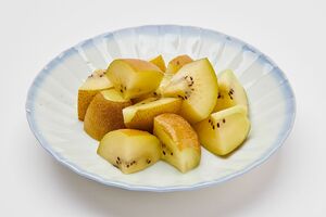 皮は消化に時間がかかるので、子どもや消化器官の弱い人はむいて食べるのがおすすめだ　※画像はイメージです