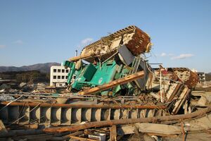 ブルドーザーは真っ逆さまに。津波の凄まじさを物語っている（陸前高田市、2011年3月29日〜4月1日）