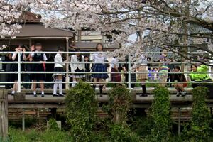 デビュー曲『眼鏡の男の子』のMV撮影中にストリートビューに映り込んだBEYOOOOONDS