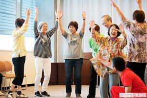 高齢者ワークショップの様子。演劇団体『Ten seeds』、体奏家・新井さんら講師が複数人でサポート