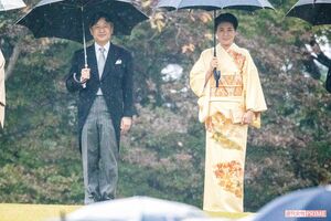 11月9日の午後2時過ぎ、黄色地に紅葉模様があしらわれた秋らしい着物姿でお出ましに