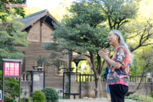 室内の生け花だけでなく、外に咲く花の向きにも気を配るという（撮影／伊藤和幸）