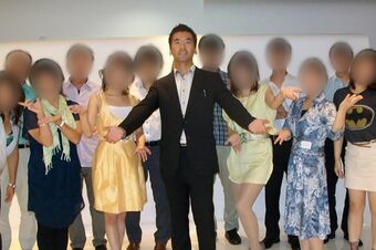 主催する異業種交流会では女性に囲まれポーズ(ブログより)