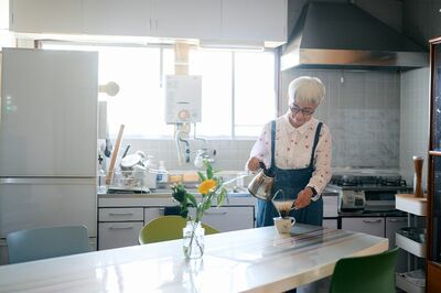 設備など古いものだが、きれいに使っているため味わいがある。ダイニングテーブルには季節のお花を飾り、心にも栄養チャージ(写真/林ひろし)『72歳、好きな服で心が弾む、ひとり暮らし』から抜粋