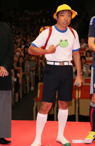 映画の試写会前舞台挨拶に、小学生スタイルで登場した香川照之（'12年）