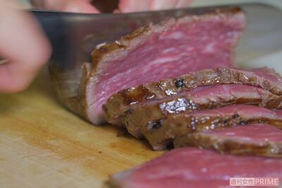 塩、こしょうだけの味つけで、おいしく作れたローストビーフ（太朗さん提供）