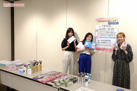 配布会では生理用品をはじめ、食品や生活用品も配布。中央が代表の河野さん　