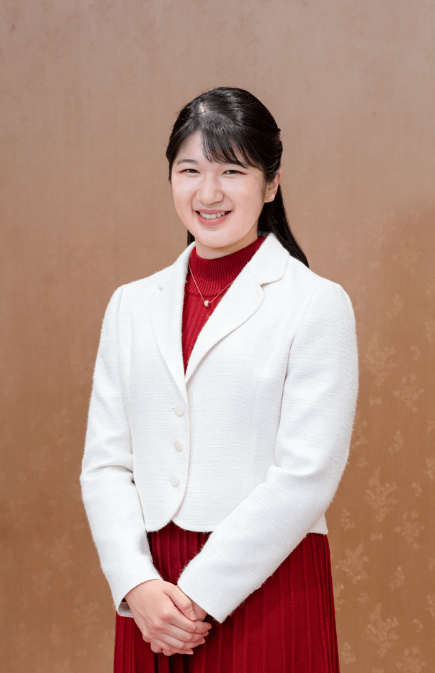 22歳のお誕生日に際して配信された“紅白”の装いの愛子さま。振り返れば、雅子さまが浩宮さま（当時）に初めて会われたのも22歳（提供／宮内庁）